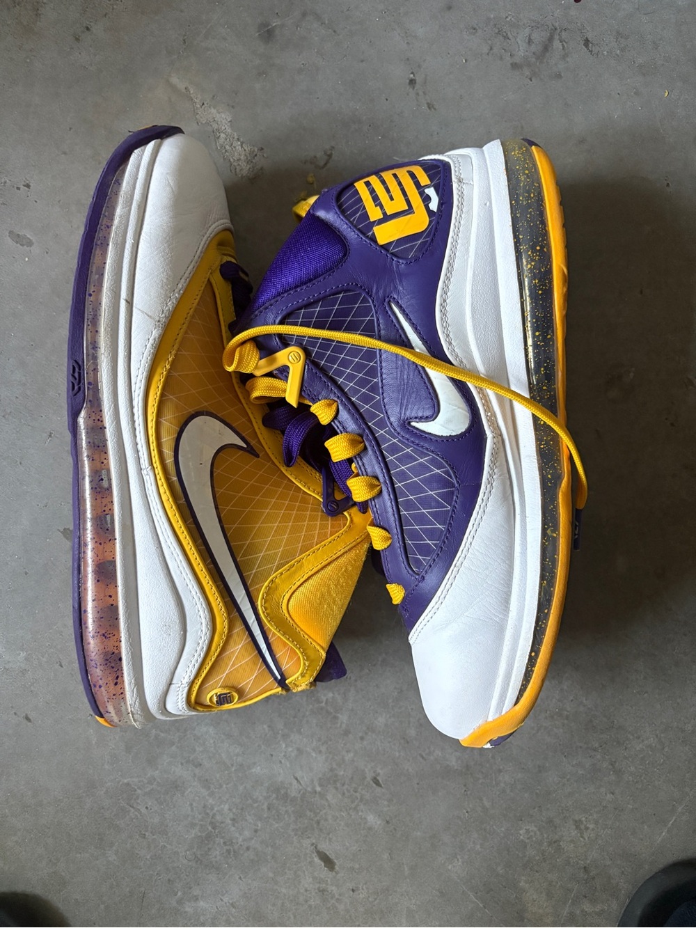 Nike LeBron  Lakers size  8